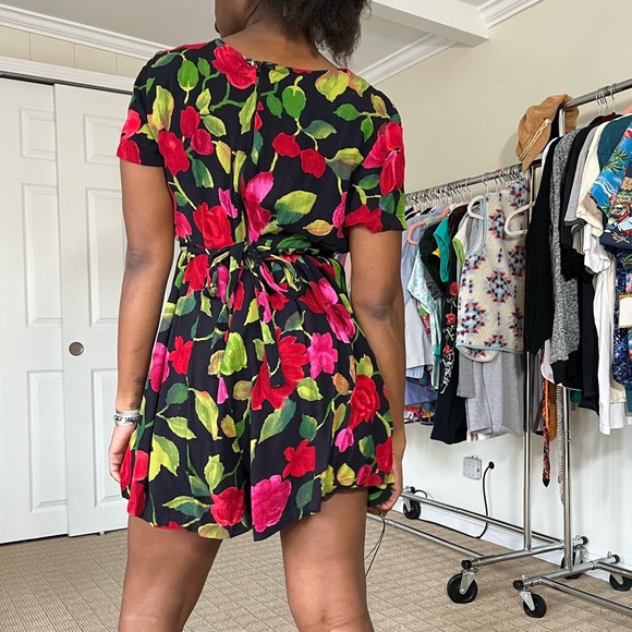 vintage floral jumpsuit romper. No pockets but ties in the back.  Size medium. - Picture 4 of 6